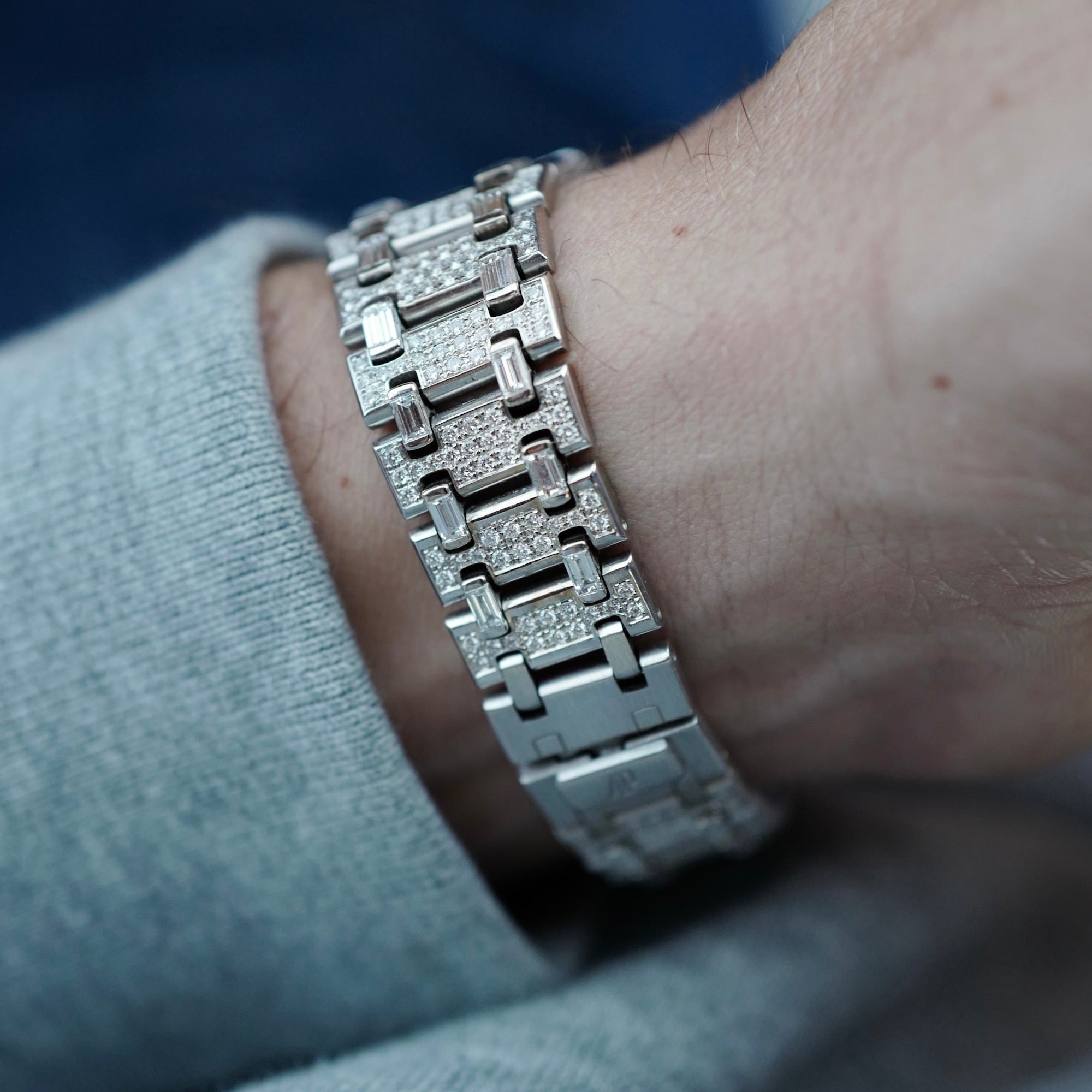Audemars Piguet Royal Oak 56343BC.ZZ.0699BC.04 18k WG Excellent Overall Condition, No Notable Signs of Wear Unisex 18k WG Pave 33 mm Quartz Late 1980s/Early 1990s White Gold (7in) Watch Only