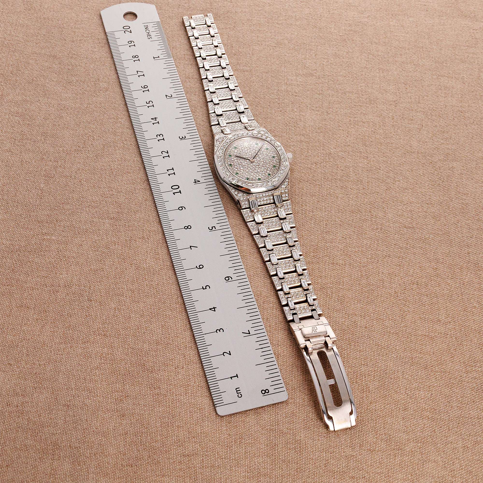 Audemars Piguet Royal Oak 56343BC.ZZ.0699BC.04 18k WG Excellent Overall Condition, No Notable Signs of Wear Unisex 18k WG Pave 33 mm Quartz Late 1980s/Early 1990s White Gold (7in) Watch Only
