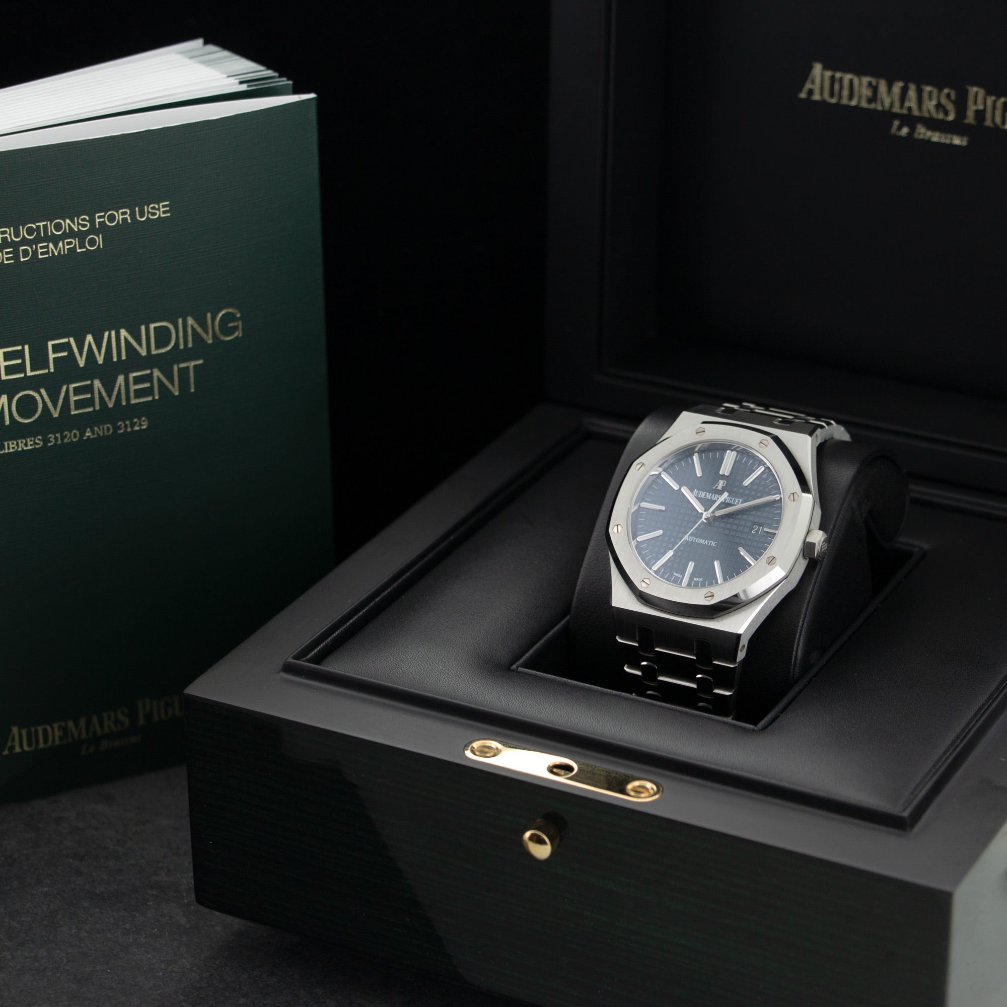 Audemars Piguet - Audemars Piguet Royal Oak Blue Watch Ref. 15400 - The Keystone Watches