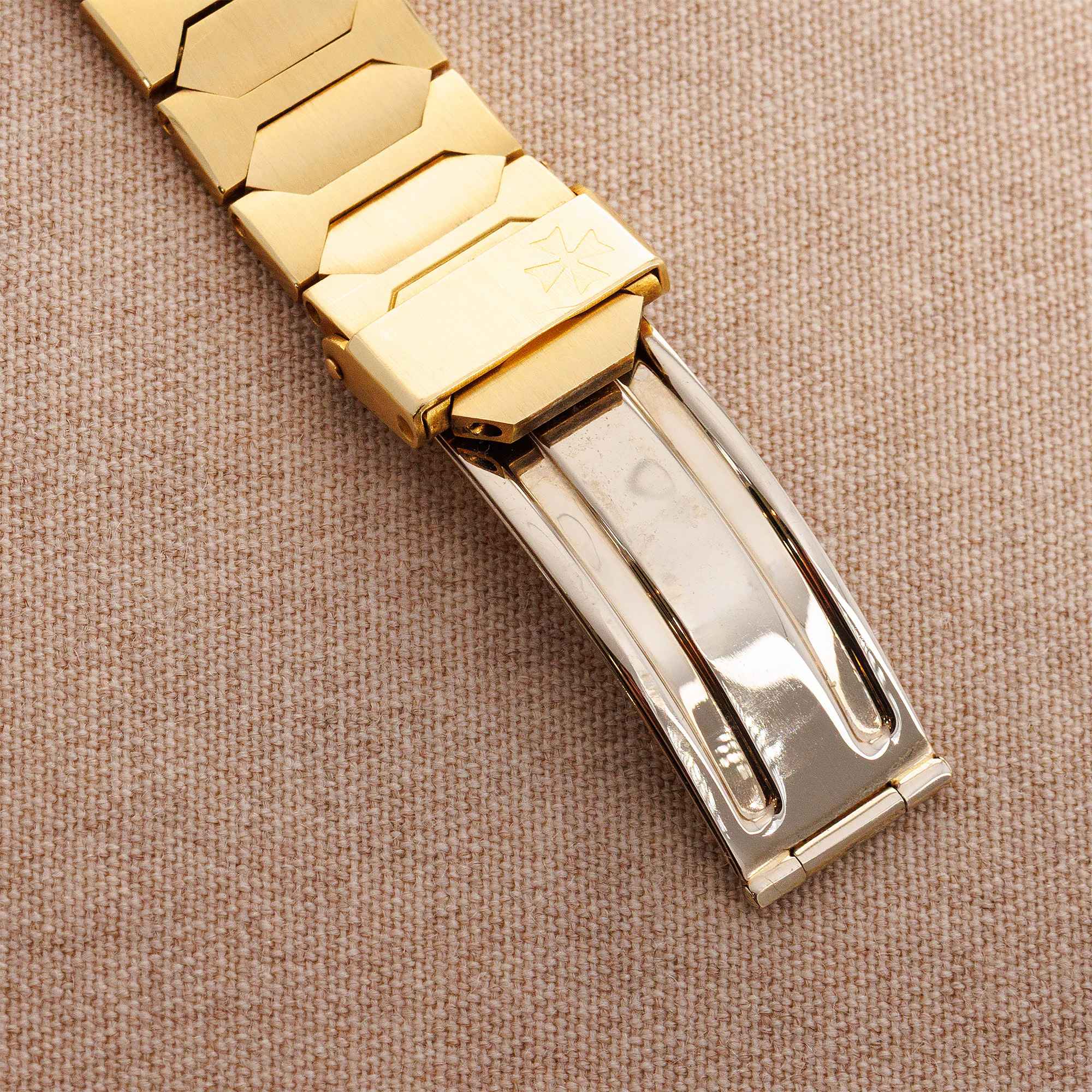 Vacheron Constantin - Vacheron Constantin Yellow Gold 222 Ref. 46003 - The Keystone Watches
