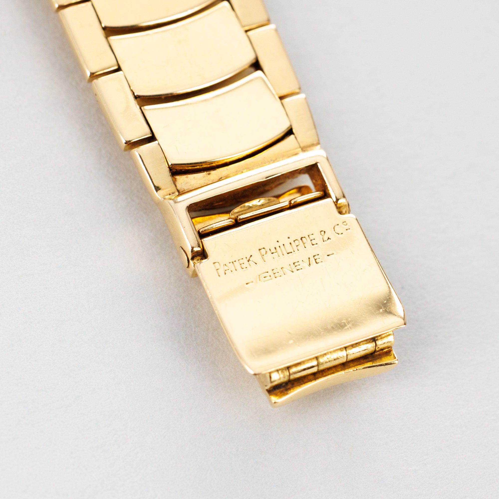 Patek Philippe Yellow Gold Calatrava Black Dial Scallop Bracelet Watch Ref. 2526
