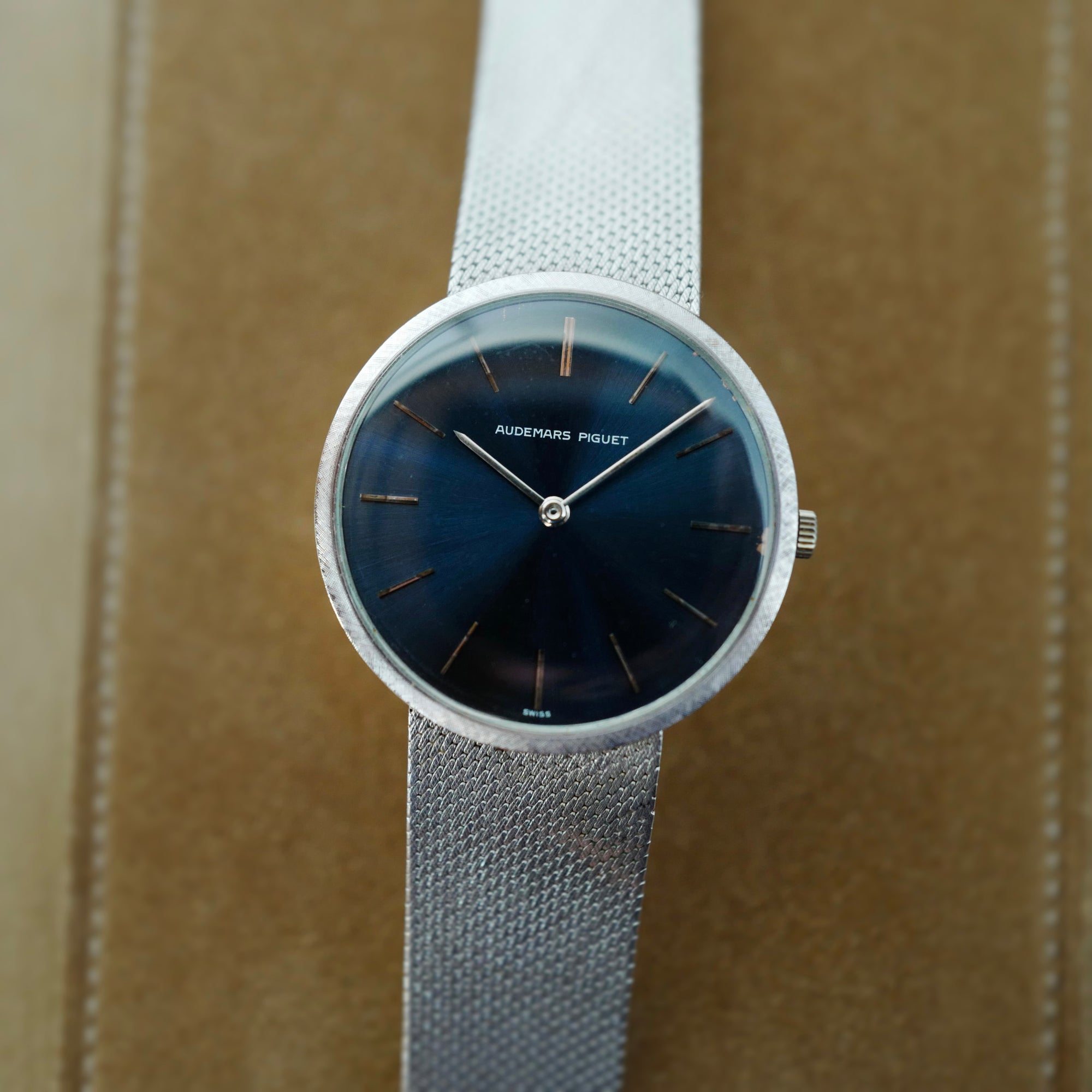 Audemars Piguet Round UFO-Style Bracelet Watch (New Arrival)